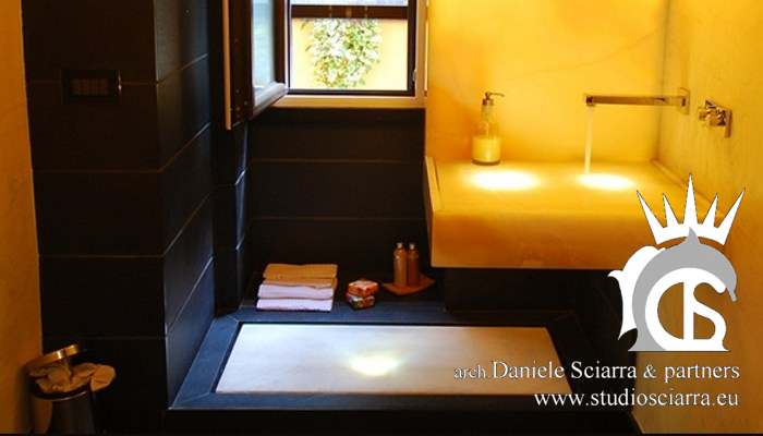 Bagno in ardesia nera e onice