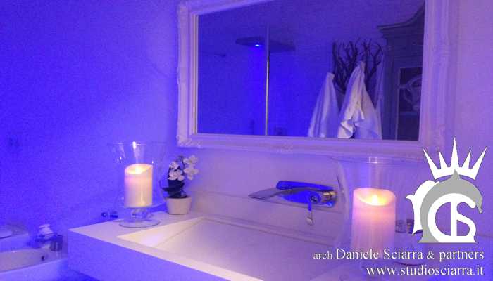 Bagno in resina bianca e luci led blu