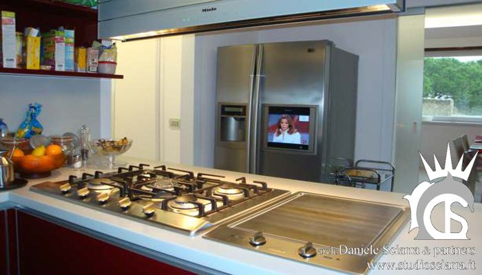 La cucina high tech con il frigo-tv