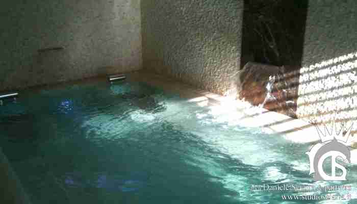 Piscina idromassaggio interna in mosaico di travertino